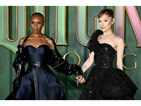 アリアナ・グランデ、『ウィキッド 永遠の約束』プレミアでファンに抱きつかれ恐怖の表情 シンシア・エリヴォの対応に称賛の声 画像