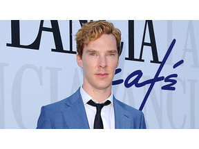 B・カンバーバッチ、謎の女性と2ショット　パパラッチの前でも手はつないだまま 画像