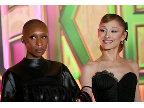 『ウィキッド』プレミアでアリアナ・グランデに抱きついた男、母国へ強制送還＆シンガポールへの再入国禁止に 画像