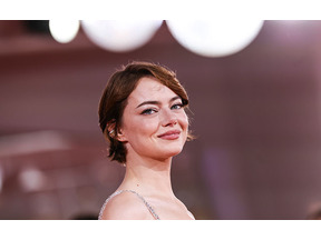 『Bugonia』の役作りで髪を剃り落としたエマ・ストーン、ヨルゴス・ランティモス監督を“道連れ”丸坊主に 画像