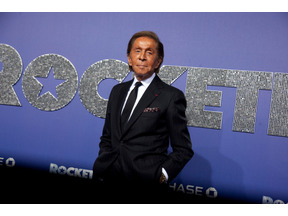 ヴァレンティノ・ガラヴァーニが93歳で死去 過去には映画『プラダを着た悪魔』『ズーランダー No.2』にカメオ出演 画像