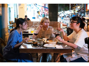 有村架純×黒木華×南沙良、密輸仲間となった3人の姿と、塩野瑛久＆青木柚＆斎藤工らのカットも『マジカル・シークレット・ツアー』 画像