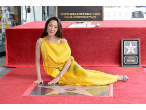 ミシェル・ヨーがハリウッドの殿堂入り 『ウィキッド』ジョン・M・チュウ監督、『エブエブ』キー・ホイ・クァンらが駆け付ける 画像