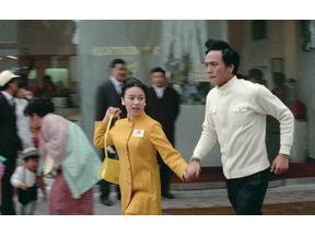 ジュディ・オングが1970年の大阪万博を駆け回る『万博追跡 2Kレストア版』場面写真 画像