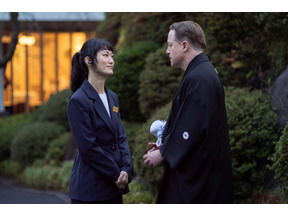 葬儀スタッフから宴会芸まで…ブレンダン・フレイザーらの多様な表情を切り取る『レンタル・ファミリー』本編映像＆場面写真 画像