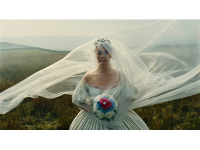 衣装カラーは“黒・赤・白”の3色のみ！マーゴット・ロビーのドレスが話題『嵐が丘』特別映像 画像