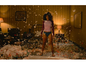 「燃える斧は実用的」無双メイド演じたザジー・ビーツが壮絶バトル語る『ゼイ・ウィル・キル・ユー』場面写真も 画像