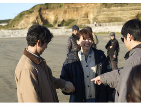 綾瀬はるか「良一（妻夫木聡）としゃべっていると自然と涙が出ちゃう」『人はなぜラブレターを書くのか』感涙シーン＆メイキングカット公開 画像