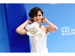 ゼンデイヤ、結婚の噂に言及？「私の姓がバレる」とジョークも　『The Drama』特設チャペルで挙式したカップルのもとにサプライズ登場 画像