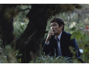 切羽詰まったイ・ビョンホン“マンス”、慌てふためく本編映像『しあわせな選択』 画像