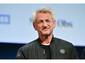 アカデミー賞授賞式を欠席してウクライナ滞在のショーン・ペンに、ウクライナ鉄道から“アイアン・オスカー像”贈呈 画像