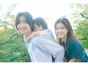 道枝駿佑＆生見愛瑠、父・母役に挑戦『君が最後に遺した歌』家族写真公開 画像