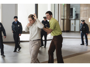 ビル・スカルスガルド主演、ヘタに動けば自動発砲！実話クライム・スリラー『デッドマンズ・ワイヤー』7月17日公開決定 画像