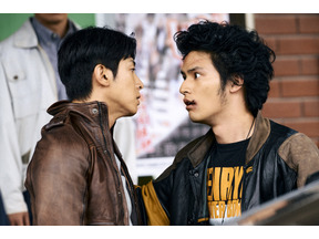 水上恒司＆東方神起 ユンホ、一触即発のにらみ合い『TOKYO BURST-犯罪都市-』“新宿サバイバル”カット一挙解禁 画像