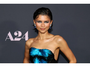 ゼンデイヤ、『The Drama』公開初週に映画館でファンにサプライズ ロバート・パティンソンの“エドワード”Tシャツ着用 画像