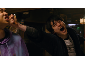 大きく拳を振る鈴鹿央士ほか、見上愛＆菅生新樹らメインキャスト捉える Netflixシリーズ「喧嘩独学」場面写真 画像