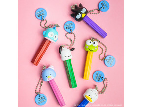 ポップなカラーが超可愛い！「はぴだんぶい」とPEZがコラボ！ボールチェーン付きのマスコットで登場♪ 画像