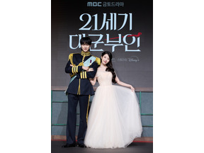 「21世紀の大君夫人」最も視聴された韓国ドラマに！「眼福カップル」IU×ビョン・ウソクのインタビュー＆吹替え版予告編到着 画像