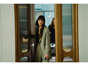 知的スタイルから華やかドレス姿まで『マテリアリスト 結婚の条件』ダコタ・ジョンソン”ルーシー”のファッションに注目 画像