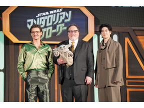 ペドロ・パスカルとジョン・ファヴロー監督が来日！中島裕翔が和傘で歓迎『スター・ウォーズ／マンダロリアン・アンド・グローグー』ジャパンプレミア 画像