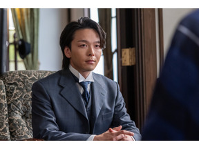 「ジワジワくる」「ギャップがありすぎ」中村倫也の謎ポーズに見上愛＆上坂樹里が引っ張られる!?「風、薫る」オフショット 画像