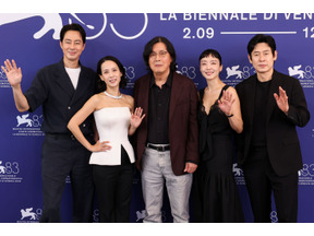 ソル・ギョングにチョ・インソンも、熱い拍手に涙止まらず笑い泣き　Netflix『もしもの愛』ヴェネチアで初お披露目 画像
