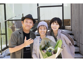 “素顔ゼロ”研ナオコ特殊メイクの様子も！ 松岡茉優＆仲里依紗が案内するセットツアー映像　Netflix「ダウンタイム」 画像