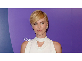 シャーリーズ・セロン、ケガ治療で頸部の手術を受けていた 画像