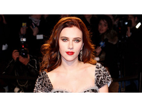 スカーレット・ヨハンソン、男性誌で「2013年最もセクシーな女性」に選ばれる 画像