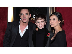 フレディ・ハイモア、最新主演作のN.Y.プレミアに豪華な顔ぶれの共演者と共に出席 画像