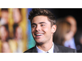 ザック・エフロン、自宅前で転倒してあごを骨折 画像