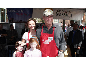 ハリソン・フォードとキャリスタ・フロックハート、感謝祭のチャリティ・イベントに参加 画像