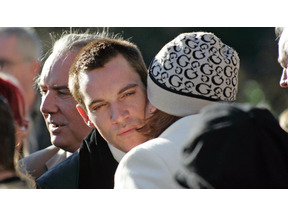 ジョナサン・リス＝マイヤーズ、母の葬儀に悲しみをこらえて参列 画像