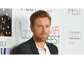 ユアン・マクレガー、交通事故でバイクから路上に投げ出されていた 画像