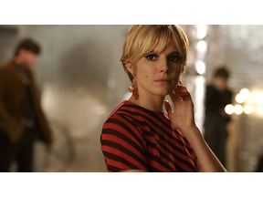 主人公の栄光と転落、内なる孤独をシエナ・ミラーが魅せる『ファクトリー・ガール』 画像