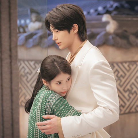 “ロイヤルカップル”IU＆ビョン・ウソクが歴代最強級の絵ヂカラ！ 画像