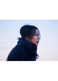 夜の浜辺でひとり