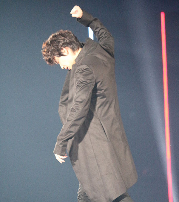 第回東京ガールズコレクションs S 綾野剛 会場の熱気に ガッツポーズ で応える 1枚目の写真 画像 Cinemacafe Net