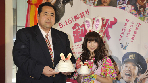 元横綱も形なし スイーツ親方 佐津川愛美のスイーツ ロリータ攻撃に寄り切られる Cinemacafe Net 元横綱も形なし スイーツ親方 佐津川愛美のスイーツ ロリータ攻撃に寄り切られる Cinemacafe Net