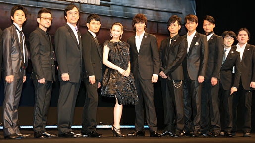 玉木艦長の号令の下 総勢12名が敬礼 真夏のオリオン 完成披露舞台挨拶 Cinemacafe Net