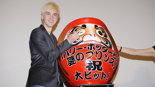 ハリーのライバル ドラコ マルフォイ役のトム フェルトンが初来日 ダルマに目入れ Cinemacafe Net