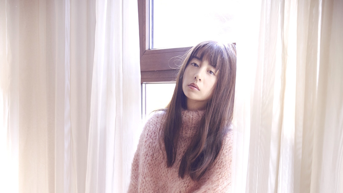 山本美月 へそ出し 美脚披露 初 写真集から艶っぽい大人カット到着 Cinemacafe Net