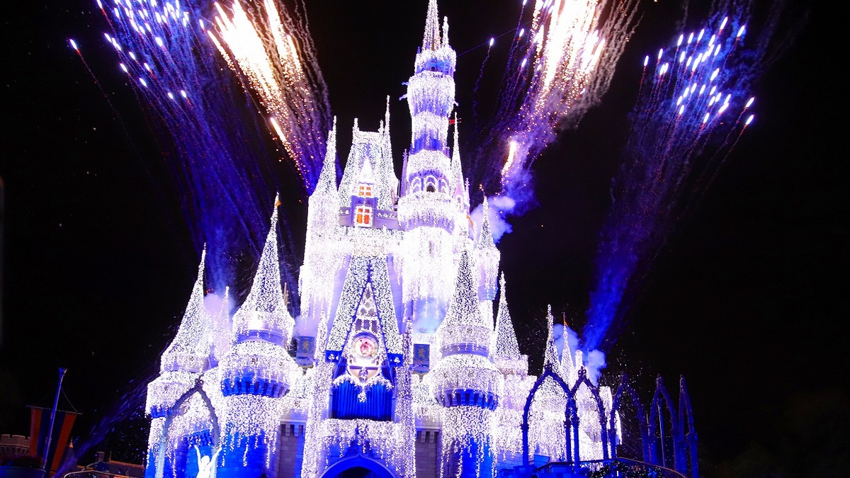 海外ディズニー エルサの魔法でお城が大変身 ミッキーのクリスマス パーティー開催中 Cinemacafe Net