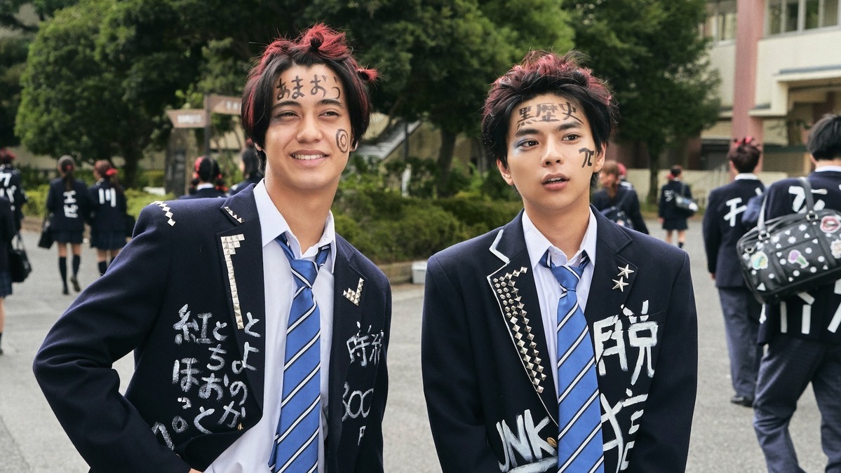 佐藤勝利 高橋海人 制服とヘアスタイルが自由すぎる ブラック校則 初場面写真 Cinemacafe Net
