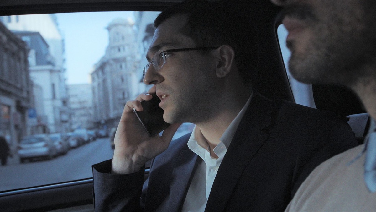 事件に立ち向かう保健省大臣にも密着 コレクティブ 国家の嘘 スリリングな日本版予告 Cinemacafe Net