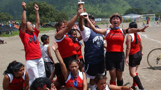 線路と娼婦とサッカーボール 1枚目の写真・画像