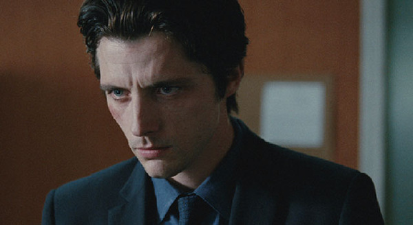 黒いスーツを着た男 2枚目の写真・画像