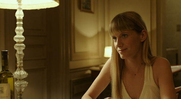 白い帽子の女 6枚目の写真・画像