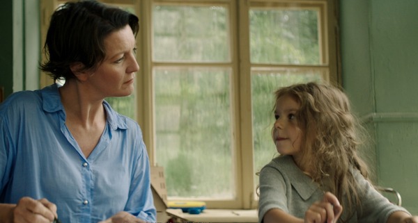 たちあがる女 2枚目の写真・画像