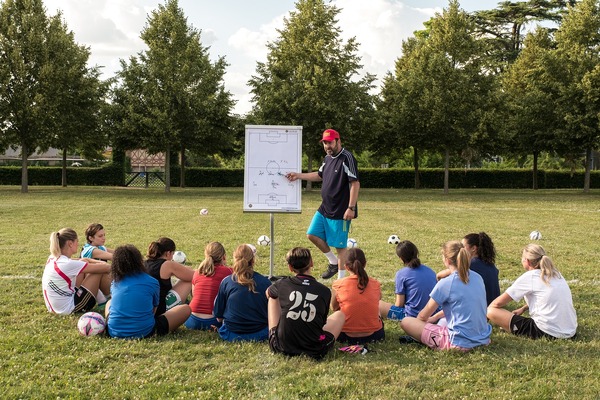 クイーンズ・オブ・フィールド 3枚目の写真・画像